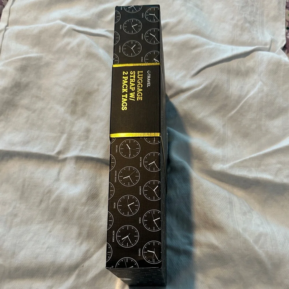 NIB. Travel Luggage Strap with 2 Pack Tags - Black